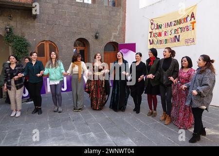 Diyarbakir, Turquie. 04 mars 2024. Des femmes kurdes en costumes traditionnels chantent et dansent pendant l'événement. Les gens célèbrent la Journée internationale de la femme le 8 mars avec une cérémonie et un festival organisés par l'Association des femmes Rosa à Diyarbakir. Les femmes kurdes participent à la célébration tout en dansant sur le slogan « Jin, Jiyan, Azadi » (femmes, vie, liberté). Crédit : SOPA images Limited/Alamy Live News Banque D'Images