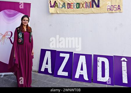 Diyarbakir, Turquie. 04 mars 2024. Une femme kurde vue portant un costume traditionnel pendant l'événement. Les gens célèbrent la Journée internationale de la femme le 8 mars avec une cérémonie et un festival organisés par l'Association des femmes Rosa à Diyarbakir. Les femmes kurdes participent à la célébration tout en dansant sur le slogan « Jin, Jiyan, Azadi » (femmes, vie, liberté). Crédit : SOPA images Limited/Alamy Live News Banque D'Images