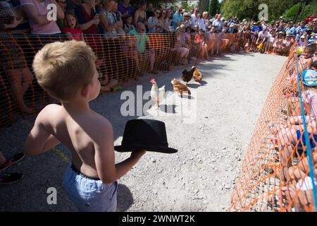 06/08/16 ***AVEC VIDÉO*** Brody Wordsworth, 6 ans, encourage sa poule. Les foules encouragent les poules alors qu'elles participent au championnat du monde de courses de poules à l'extérieur Banque D'Images