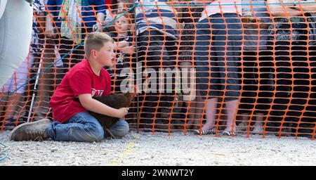 06/08/16 ***AVEC LA VIDÉO*** les foules encouragent les poules alors qu'elles concourent au Championnat du monde de courses de poules devant le pub Barley Mow à Bonsall près de Matlo Banque D'Images