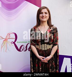 Diyarbakir, Turquie. 04 mars 2024. Une femme kurde participe à l'événement. Les gens célèbrent la Journée internationale de la femme le 8 mars avec une cérémonie et un festival organisés par l'Association des femmes Rosa à Diyarbakir. Les femmes kurdes participent à la célébration tout en dansant sur le slogan « Jin, Jiyan, Azadi » (femmes, vie, liberté). Crédit : SOPA images Limited/Alamy Live News Banque D'Images