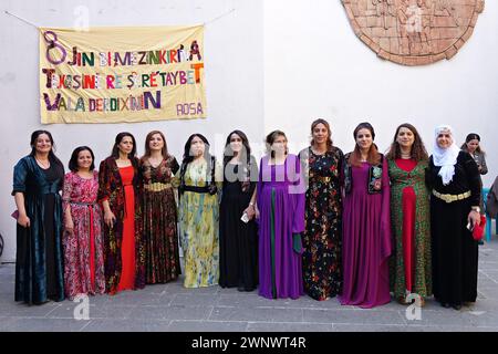 Diyarbakir, Turquie. 04 mars 2024. Des femmes kurdes en costumes traditionnels chantent et dansent pendant l'événement. Les gens célèbrent la Journée internationale de la femme le 8 mars avec une cérémonie et un festival organisés par l'Association des femmes Rosa à Diyarbakir. Les femmes kurdes participent à la célébration tout en dansant sur le slogan « Jin, Jiyan, Azadi » (femmes, vie, liberté). Crédit : SOPA images Limited/Alamy Live News Banque D'Images