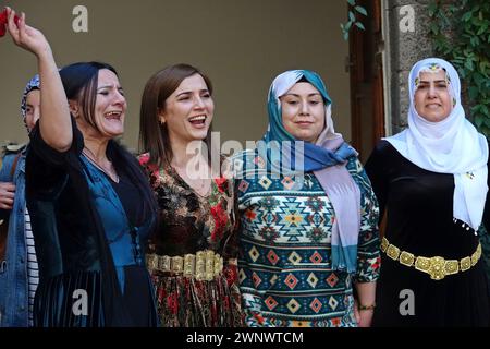 Diyarbakir, Turquie. 04 mars 2024. Des femmes kurdes en costumes traditionnels chantent et dansent pendant l'événement. Les gens célèbrent la Journée internationale de la femme le 8 mars avec une cérémonie et un festival organisés par l'Association des femmes Rosa à Diyarbakir. Les femmes kurdes participent à la célébration tout en dansant sur le slogan « Jin, Jiyan, Azadi » (femmes, vie, liberté). (Photo de Mehmet Masum Suer/SOPA images/SIPA USA) crédit : SIPA USA/Alamy Live News Banque D'Images