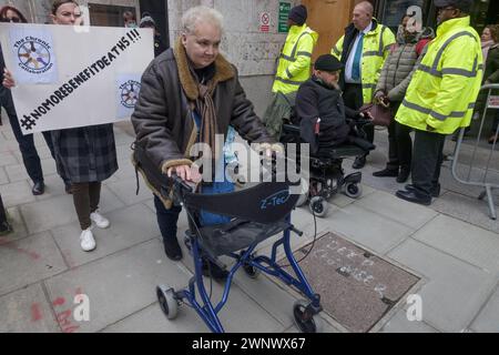 Londres, Royaume-Uni. 4 mars 2024. Les alliés de la DPAC et de la Coalition britannique défilent devant l’entrée du DWP pour bloquer Victoria St lors d’une Journée nationale d’action avant le budget contre les réformes brutales et horribles de la sécurité sociale proposées qui réduiront les prestations pour des centaines de milliers de personnes handicapées et donneront de nouveaux pouvoirs pour travailler des entraîneurs centres d'emploi. Un rapport de l'UCL de 2020 a révélé que près de 150 000 personnes étaient alors mortes en conséquence directe des compressions des conservateurs et des politiques de réforme de l'aide sociale. Peter Marshall/Alamy Live News Banque D'Images