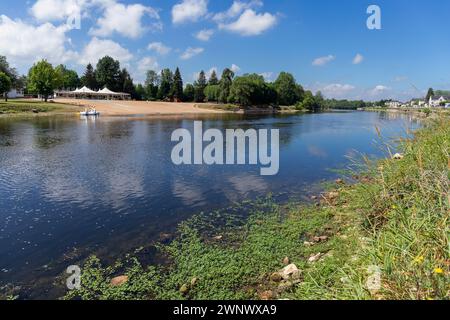Europe, France, Centre-Val de Loire, Montrichard, vue sur le cher et la plage de Montrichard Banque D'Images