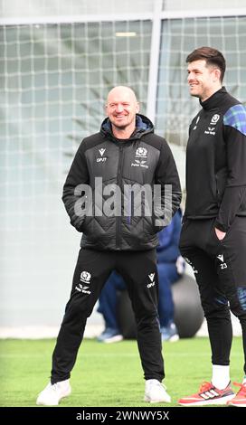 Oriam Sports Centre Edinburgh.Scotland.UK.4th mars 24 Scotland Rugby Team accès à la session d'entraînement, pour le match extérieur v Italy . G/R Scotlands entraîneur-chef, Gregor Townsend & Blair Kinghorn pendant la session crédit : eric mccowat/Alamy Live News Banque D'Images