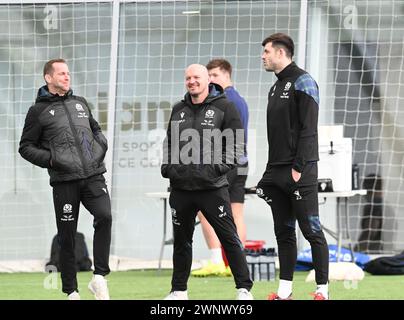 Oriam Sports Centre Edinburgh.Scotland.UK.4th mars 24 Scotland Rugby Team accès à la session d'entraînement, pour le match extérieur v Italy . G/R Scotlands Assist Coach Chris Paterson, entraîneur-chef, Gregor Townsend & Blair Kinghorn pendant la session crédit : eric mccowat/Alamy Live News Banque D'Images