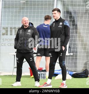 Oriam Sports Centre Edinburgh.Scotland.UK.4th mars 24 Scotland Rugby Team accès à la session d'entraînement, pour le match extérieur v Italy . G/R Scotlands entraîneur-chef, Gregor Townsend & Blair Kinghorn pendant la session crédit : eric mccowat/Alamy Live News Banque D'Images