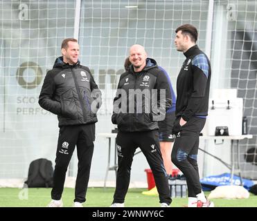 Oriam Sports Centre Edinburgh.Scotland.UK.4th mars 24 Scotland Rugby Team accès à la session d'entraînement, pour le match extérieur v Italy . G/R Scotlands Assist Coach Chris Paterson, entraîneur-chef, Gregor Townsend & Blair Kinghorn pendant la session crédit : eric mccowat/Alamy Live News Banque D'Images