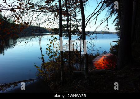 Vieux bateau rouge à l'envers sur la rive du lac en Suède, vue depuis Bruksleden sentier de randonnée près du lac Billsjon Banque D'Images