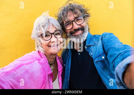 Beau couple de personnes âgées heureux se liant à l'extérieur - vieilles personnes joyeuses rencontres romantiques dans la ville, concepts sur les personnes âgées et le style de vie Banque D'Images