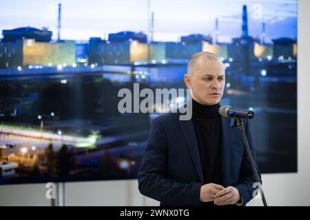 Kiev, Ukraine. 04 mars 2024. Le maire d'Enerhodar, la ville satellite de la centrale nucléaire de Zaporizhzhia Dmytro Orlov s'adresse aux travailleurs de la centrale nucléaire lors d'un événement dédié à la commémoration du deuxième anniversaire de l'occupation par les forces armées russes de la centrale nucléaire de Zaporizhzhia, à Kiev. La centrale nucléaire de Zaporizhzhya a été occupée par les troupes russes le 4 mars 2022. Crédit : SOPA images Limited/Alamy Live News Banque D'Images