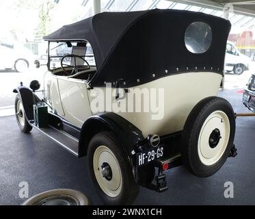 Itterbeck, Allemagne - Nov 1 2022 le dos sur une très vieille voiture. A Citroën B14 de 1929. La roue de secours a est fixée à l'arrière. Banque D'Images