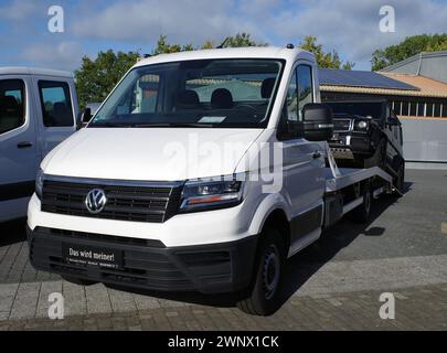 Itterbeck, Allemagne - Nov 1 2022 Un Volkswagen Crafter blanc fait pour le transport d'une voiture. Banque D'Images