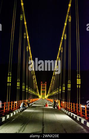 Pont suspendu coloré de Dobra Chanti au-dessus du lac Tehri. Vue de nuit sur le pont Dobra-Chanti. Le pont suspendu Dobra Chanti de 725 mètres de long Banque D'Images