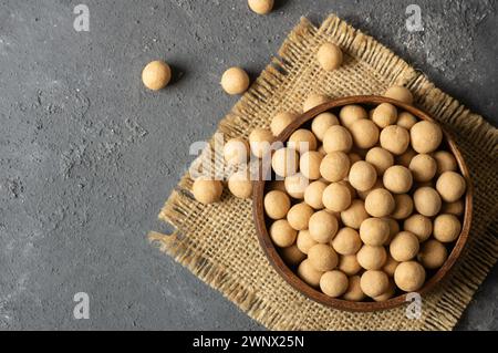 Pois chiches recouverts de soja marron avec sauce dans un bol en bois, noix turque traditionnelle enrobée Banque D'Images