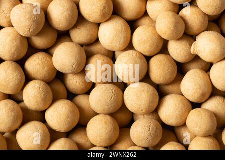 Pois chiches recouverts de soja marron avec sauce dans un bol en bois, noix turque traditionnelle enrobée Banque D'Images