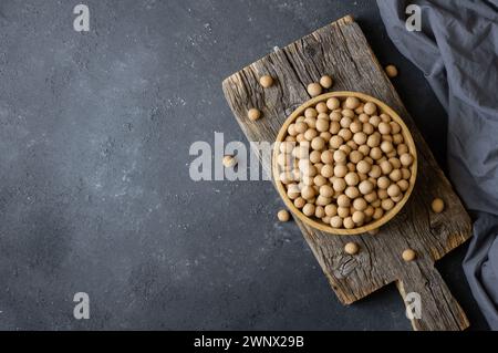 Pois chiches recouverts de soja marron avec sauce dans un bol en bois, noix turque traditionnelle enrobée Banque D'Images