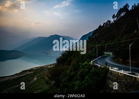 Curvy Road sur les montagnes de Tehri Garhwal, Uttarakhand. Le lac Tehri est un barrage artificiel. Banque D'Images