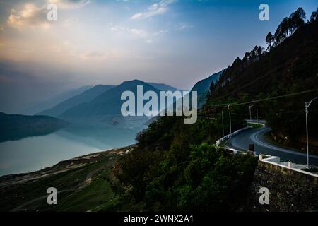 Curvy Road sur les montagnes de Tehri Garhwal, Uttarakhand. Le lac Tehri est un barrage artificiel. Banque D'Images