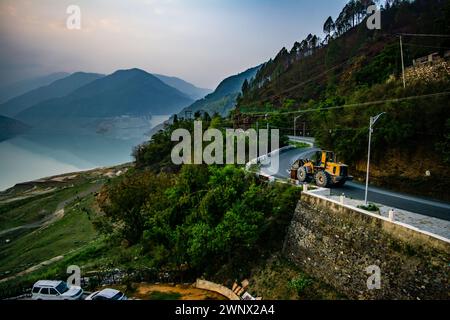 Curvy Road sur les montagnes de Tehri Garhwal, Uttarakhand. Le lac Tehri est un barrage artificiel. Banque D'Images