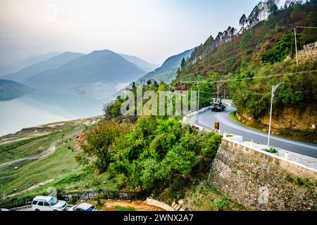 Curvy Road sur les montagnes de Tehri Garhwal, Uttarakhand. Le lac Tehri est un barrage artificiel. Banque D'Images