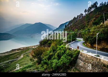 Curvy Road sur les montagnes de Tehri Garhwal, Uttarakhand. Le lac Tehri est un barrage artificiel. Banque D'Images