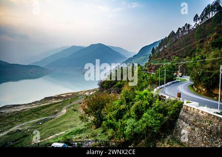 Curvy Road sur les montagnes de Tehri Garhwal, Uttarakhand. Le lac Tehri est un barrage artificiel. Banque D'Images