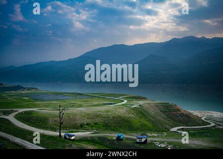 Curvy Road sur les montagnes de Tehri Garhwal, Uttarakhand. Le lac Tehri est un barrage artificiel. Banque D'Images