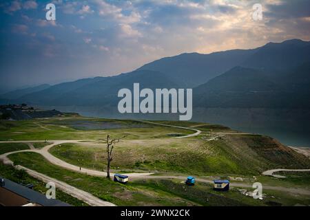 Curvy Road sur les montagnes de Tehri Garhwal, Uttarakhand. Le lac Tehri est un barrage artificiel. Banque D'Images