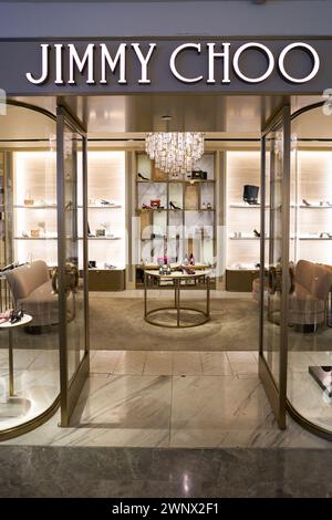 SINGAPOUR - 06 NOVEMBRE 2023 : entrée au magasin Jimmy Choo dans le complexe commercial Paragon. Jimmy Choo est une maison de couture de luxe britannique. Banque D'Images