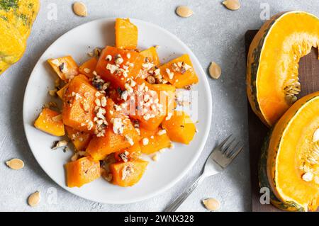 Dessert traditionnel à la citrouille turque avec sorbet sur table rustique et citrouilles fraîches tranchées Banque D'Images