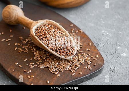 Tas de graines de lin ou de graines de lin en cuillère sur fond rustique. Concept de graines de lin, fond de fibre diététique Banque D'Images