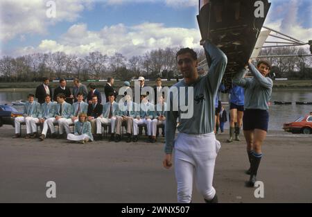 Carole Burton les équipages Cambridge femelle cox. La première femme de Cambridge cox à gagner une course pour Cambridge. Années 1980 UK Putney, Londres, Angleterre 28 mars 1986. La course annuelle de bateaux entre les universités d'Oxford et de Cambridge commence à Putney Bridge. Les deux équipes de course à Mortlake accompagnent par des bateaux de presse et des juges. Cambridge Crew se fait photographier la veille de la course. HOMER SYKES Banque D'Images