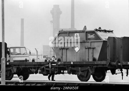 Déchets nucléaires 1980s Royaume-Uni. Windscale et Calder Nuclear Processing Plant, British Nuclear Fuels. Déchets nucléaires, un conteneur « plein » qui attend d'être « formé » à la sortie de l'usine. Le signe triangulaire indique « plein ». Les pieux Windscale (un sur cette photo) étaient deux réacteurs nucléaires refroidis par air et modérés par graphite sur le site nucléaire Windscale à Cumberland (maintenant connu sous le nom de site de Sellafield, Cumbria) Windscale, Cumbria, Angleterre 1983. HOMER SYKES Banque D'Images