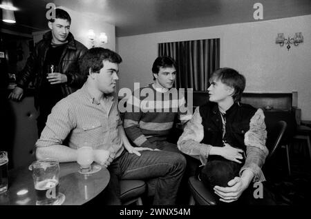 Jeunes hommes chômeurs discutant dans un pub de village Windscale. Windscale, Cumbria, Angleterre des années 1983 1980 Royaume-Uni. Banque D'Images