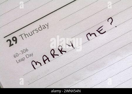 29 février année bissextile avec message Marry me? écrit dans le journal - proposition d'année bissextile Banque D'Images