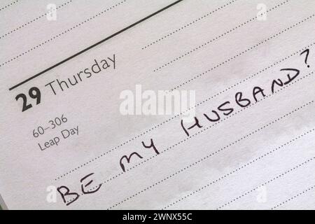 29 février année bissextile avec message être mon mari? écrit dans le journal - proposition d'année bissextile Banque D'Images