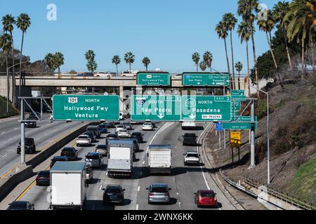 Vue sur la circulation de Los Angeles et les panneaux d'autoroute à l'échangeur Hollywood 101 avec les autoroutes Pasadena et Harbor 110. Banque D'Images