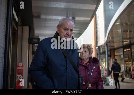 Novara, Italie, 16 janvier 2024 : couple de personnes âgées se promenant le long du centre commercial « Vicolungo the style Outlets » Banque D'Images