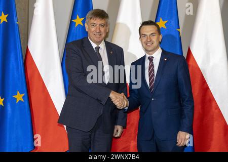 Warshaw, Pologne. 04 mars 2024. Le ministre flamand Jan jambon et Adam Szlapka photographiés lors d'une mission diplomatique du gouvernement flamand en Pologne et en Lettonie, lundi 04 mars 2024. BELGA PHOTO NICOLAS MAETERLINCK crédit : Belga News Agency/Alamy Live News Banque D'Images