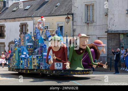 Scaër, France - mai 29 2023 : les triplets du flotteur à thème Belleville du Carnaval à l'ouest. Banque D'Images