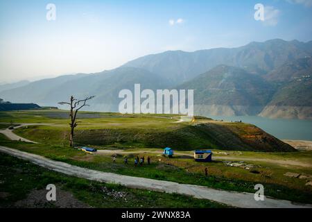 Lac Tehri entouré de montagnes dans l'Uttarakhand, en inde, le lac Tehri est un barrage artificiel. Barrage de Tehri, le plus haut barrage d'Inde et barrage de Tehri Banque D'Images