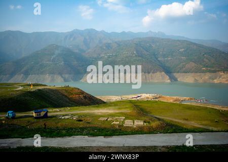 Lac Tehri entouré de montagnes dans l'Uttarakhand, en inde, le lac Tehri est un barrage artificiel. Barrage de Tehri, le plus haut barrage d'Inde et barrage de Tehri Banque D'Images