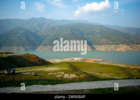 Lac Tehri entouré de montagnes dans l'Uttarakhand, en inde, le lac Tehri est un barrage artificiel. Barrage de Tehri, le plus haut barrage d'Inde et barrage de Tehri Banque D'Images