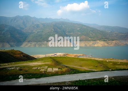 Lac Tehri entouré de montagnes dans l'Uttarakhand, en inde, le lac Tehri est un barrage artificiel. Barrage de Tehri, le plus haut barrage d'Inde et barrage de Tehri Banque D'Images