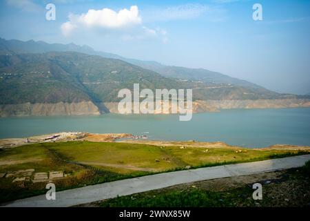 Lac Tehri entouré de montagnes dans l'Uttarakhand, en inde, le lac Tehri est un barrage artificiel. Barrage de Tehri, le plus haut barrage d'Inde et barrage de Tehri Banque D'Images