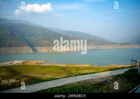 Lac Tehri entouré de montagnes dans l'Uttarakhand, en inde, le lac Tehri est un barrage artificiel. Barrage de Tehri, le plus haut barrage d'Inde et barrage de Tehri Banque D'Images