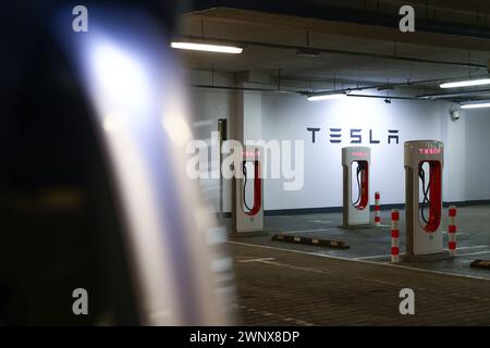 Cracovie, Pologne. 4 mars 2024. Les Superchargeurs Tesla sont vus sur le parking du centre commercial Boanrka à Cracovie, en Pologne, le 4 mars 2024 (crédit image : © Beata Zawrzel/ZUMA Press Wire) USAGE ÉDITORIAL SEULEMENT! Non destiné à UN USAGE commercial ! Banque D'Images