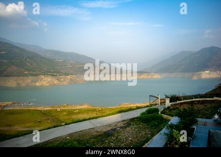 Lac Tehri entouré de montagnes dans l'Uttarakhand, en inde, le lac Tehri est un barrage artificiel. Barrage de Tehri, le plus haut barrage d'Inde et barrage de Tehri Banque D'Images